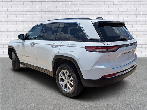 Used 2024 Jeep Grand Cherokee Limited image 3