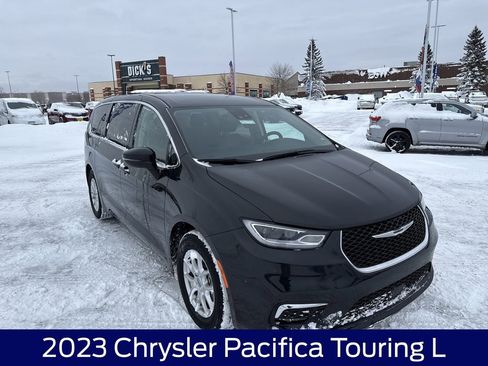 Used 2023 Chrysler Pacifica Touring-L image 5
