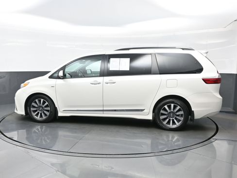 Used 2020 Toyota Sienna XLE w/ XLE Navigation Package AWD/4WD image 3