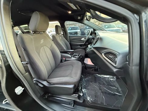 Used 2018 Chrysler Pacifica Touring Plus w/ S Appearance Package image 21