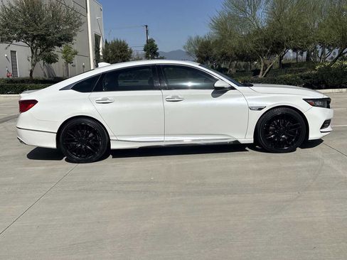 Used 2018 Honda Accord Touring image 2