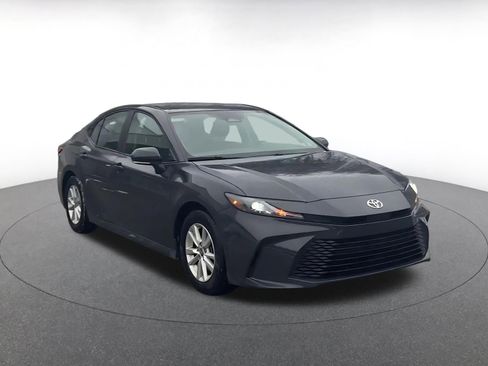Used 2025 Toyota Camry LE image 3