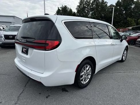Used 2024 Chrysler Pacifica Touring-L FWD image 5