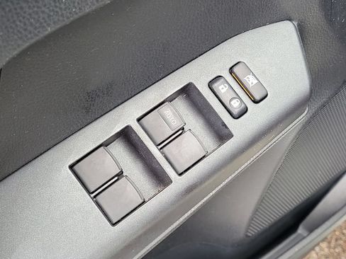 Used 2018 Toyota RAV4 LE FWD image 18