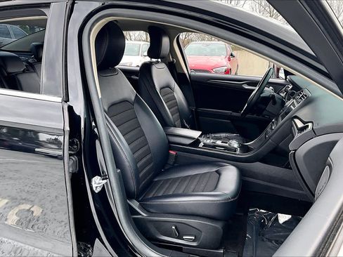 Used 2018 Ford Fusion SE w/ Equipment Group 601A image 9