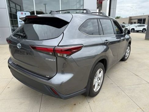 Used 2024 Toyota Highlander LE AWD/4WD image 7