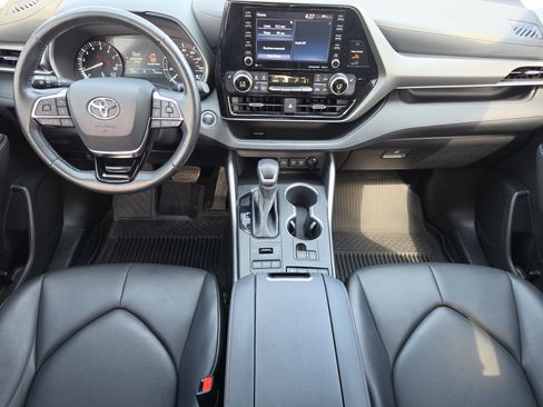Used 2021 Toyota Highlander XLE AWD/4WD image 8