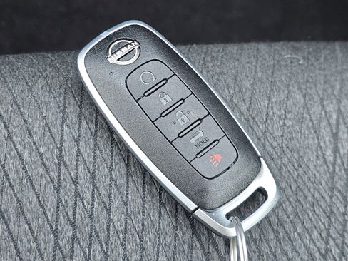 Used 2025 Nissan Rogue SV FWD image 27