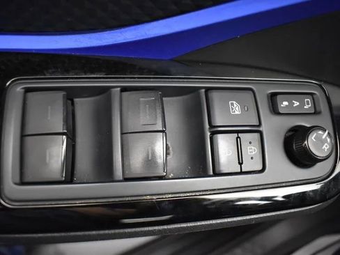 Used 2022 Toyota C-HR XLE image 21