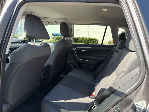 Used 2021 Toyota RAV4 XLE w/ Convenience Package image 10