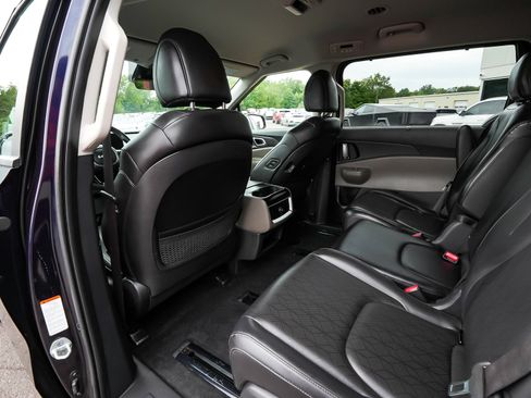 Used 2025 Kia Carnival EX FWD image 36