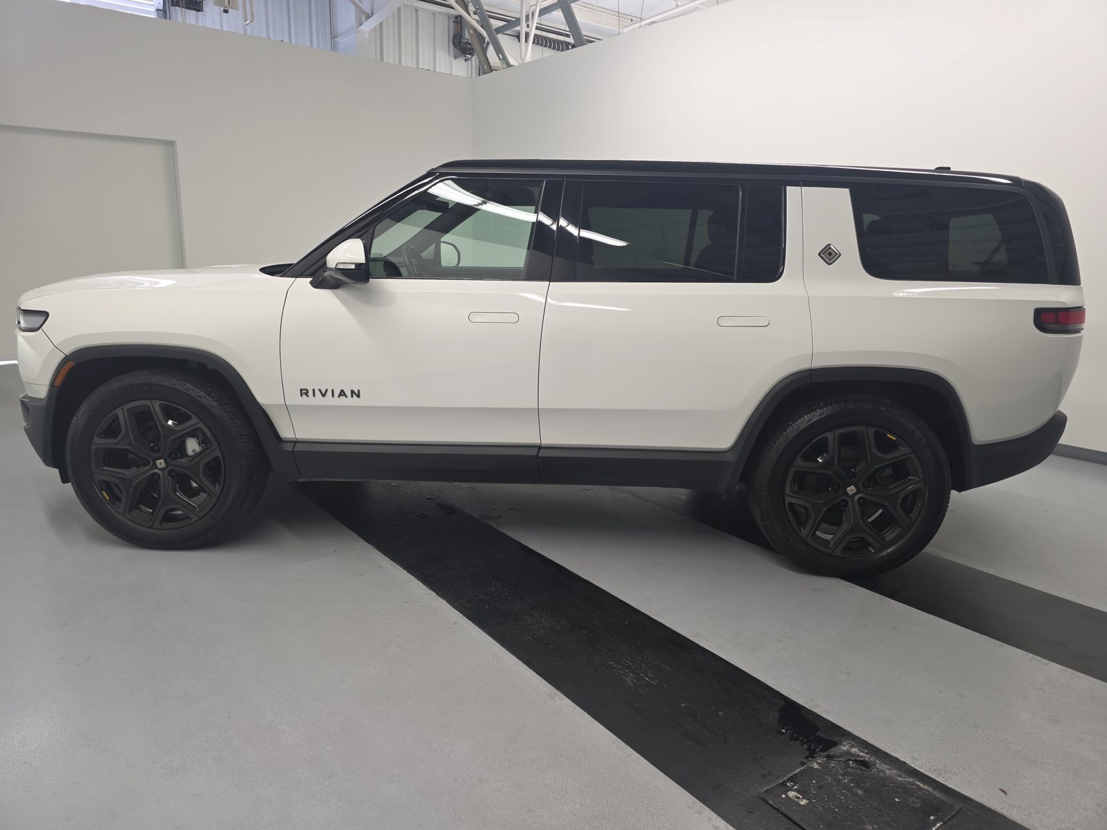 Used 2025 Rivian R1S Adventure Dual AWD/4WD image 2