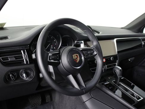 Certified 2025 Porsche Macan AWD/4WD image 4