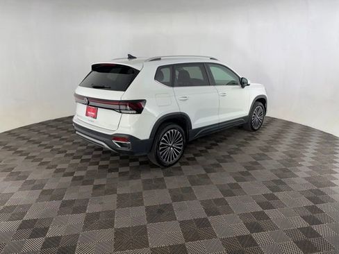 Used 2025 Volkswagen Taos SE FWD image 5