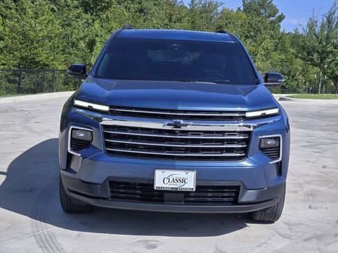 Used 2025 Chevrolet Traverse LT w/ Sun and Wheel Package FWD image 3