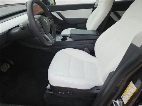 Used 2022 Tesla Model Y Long Range image 13