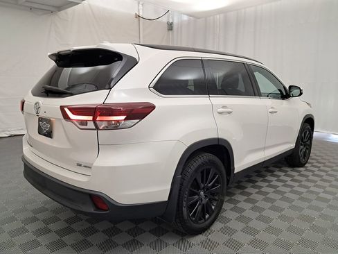 Used 2019 Toyota Highlander SE image 3