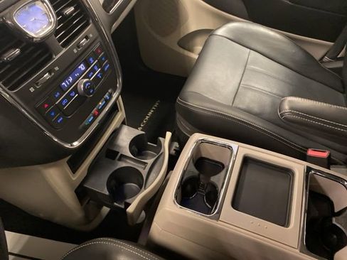 Used 2013 Chrysler Town & Country Touring image 13