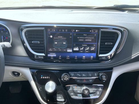Used 2023 Chrysler Pacifica Touring-L AWD/4WD image 13