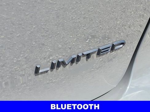 Used 2025 Chrysler Pacifica Limited FWD image 10