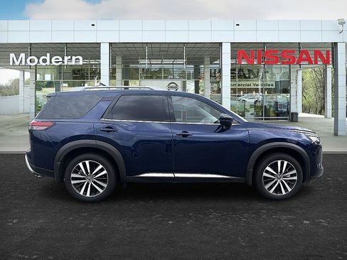 Certified 2024 Nissan Pathfinder Platinum w/ Black Appearance Package AWD/4WD image 6
