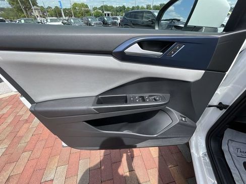 Used 2022 Volkswagen Taos SE FWD image 10