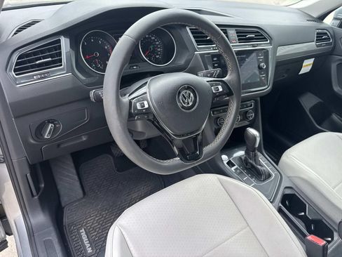 Used 2021 Volkswagen Tiguan SE w/ Panoramic Sunroof Package FWD image 17