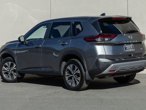 Used 2023 Nissan Rogue SV image 3