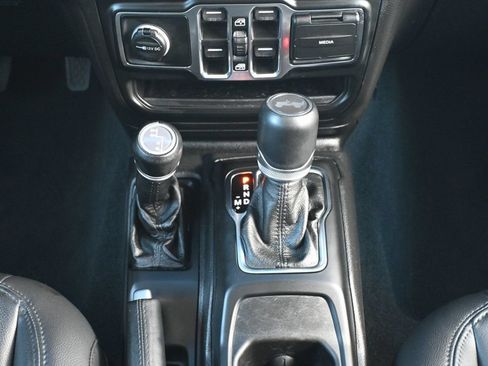Used 2022 Jeep Wrangler Unlimited Sahara AWD/4WD image 20