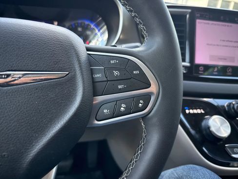 Used 2023 Chrysler Pacifica Touring-L FWD image 18