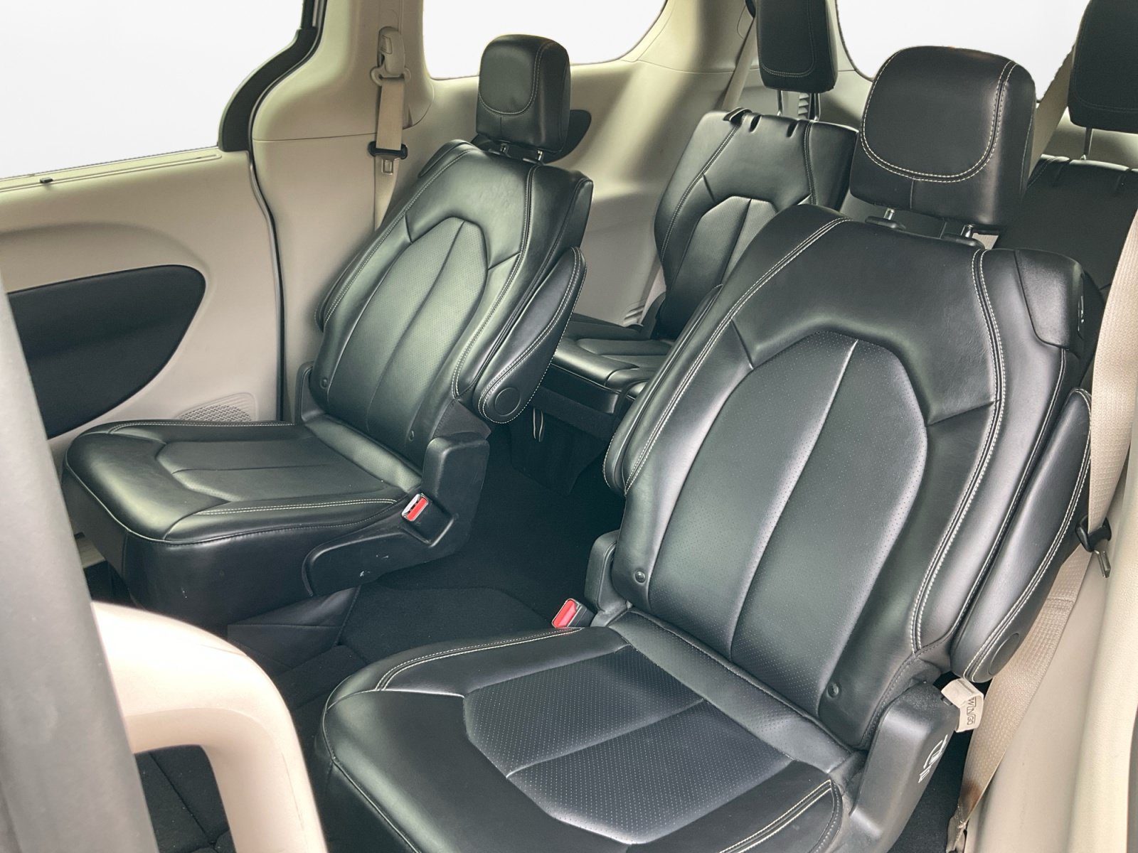 Used 2024 Chrysler Pacifica Touring-L FWD image 15