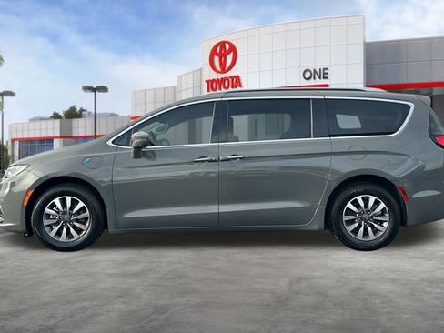 Used 2021 Chrysler Pacifica Touring-L image 8