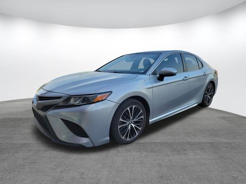Used 2018 Toyota Camry SE FWD image 3