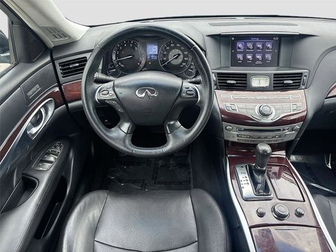 Used 2018 INFINITI Q70 Luxe image 25