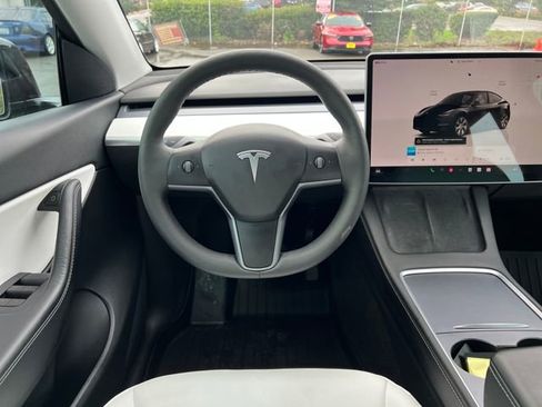 Used 2022 Tesla Model Y Long Range image 20