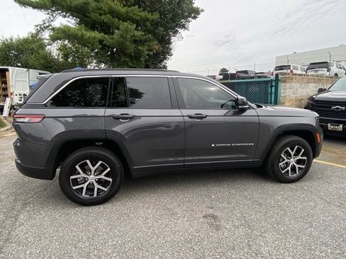 Used 2025 Jeep Grand Cherokee Limited image 9