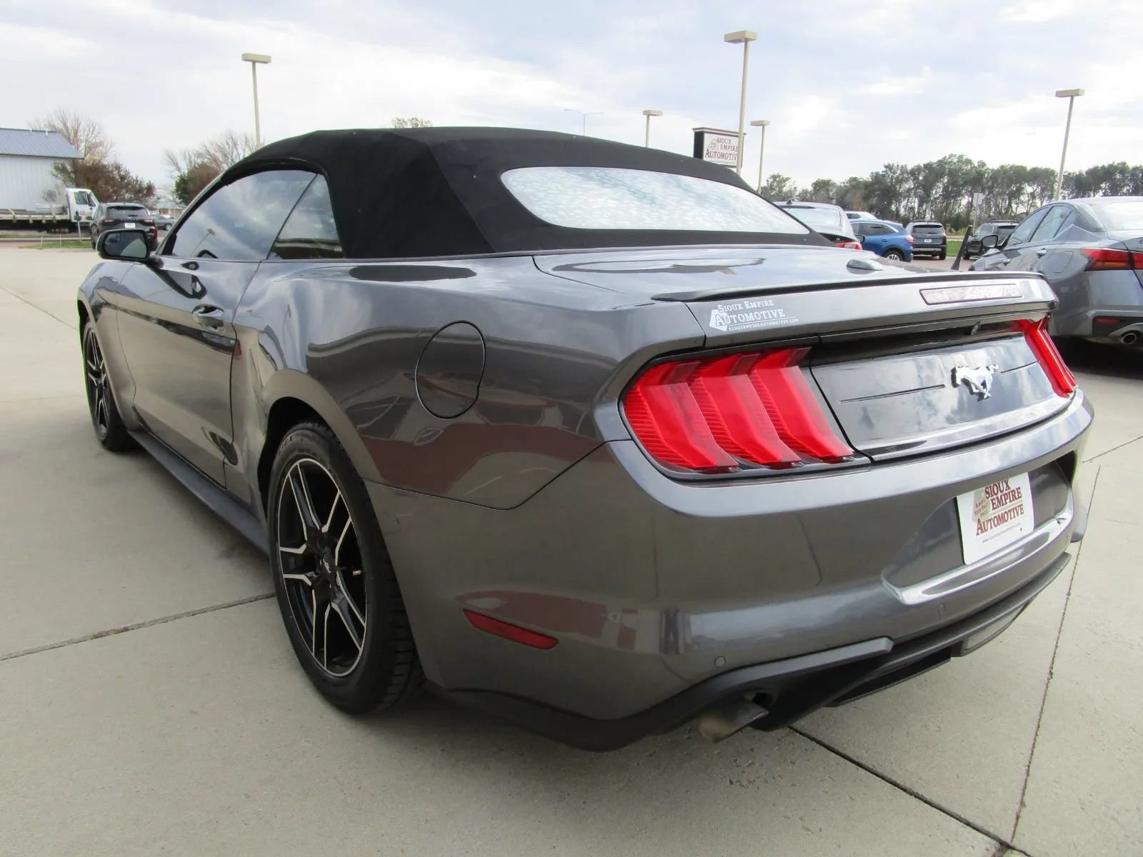 Used 2018 Ford Mustang Premium RWD image 7