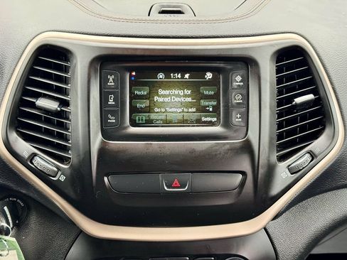 Used 2018 Jeep Cherokee Latitude w/ Altitude Package AWD/4WD image 25