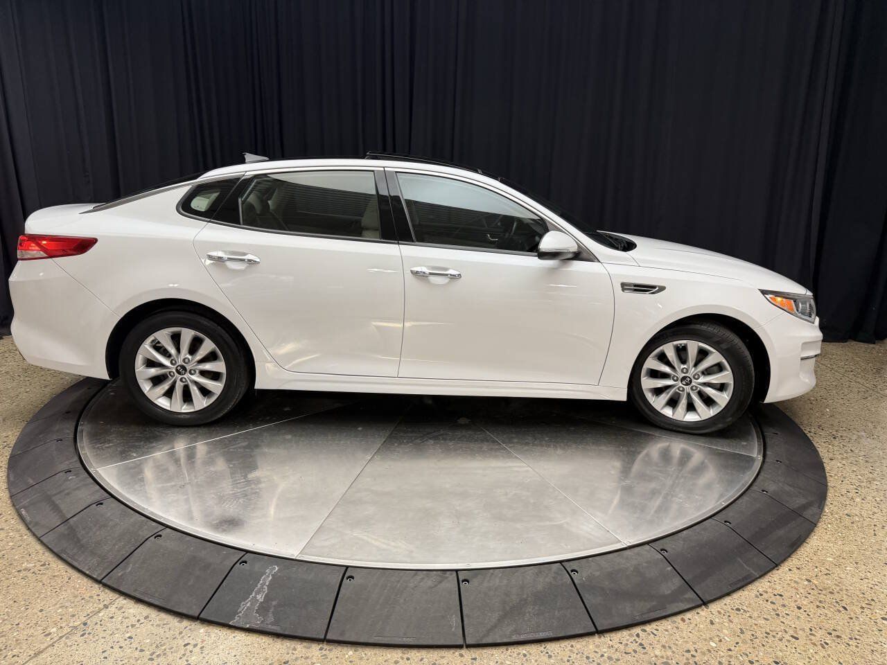 Used 2017 Kia Optima EX w/ Premium Package FWD image 8