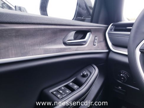 New 2025 Jeep Grand Cherokee Limited image 36