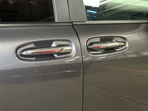 Used 2025 Toyota Sienna Platinum image 9
