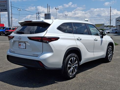 Used 2024 Toyota Highlander XLE AWD/4WD image 7