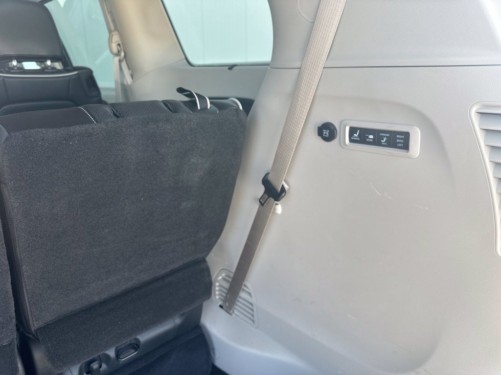Used 2023 Chrysler Pacifica Limited w/ Uconnect Theater Family Group FWD image 25
