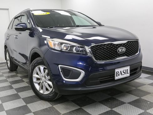 Used 2016 Kia Sorento LX w/ LX Convenience Package image 2