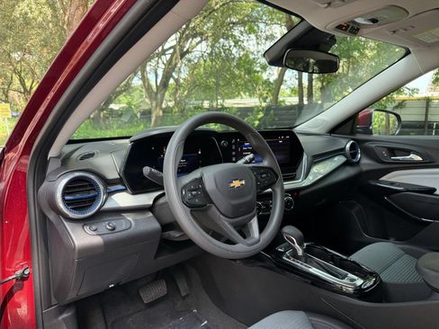 Used 2025 Chevrolet Trax LT FWD image 30