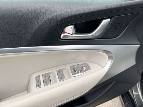 Used 2025 Genesis G70 2.5T image 7