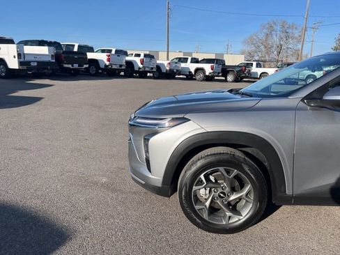 Used 2025 Chevrolet Trax LT w/ LT Convenience Package image 4