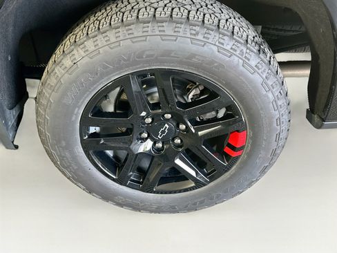 Used 2025 Chevrolet Silverado 1500 RST w/ Redline Edition AWD/4WD image 11