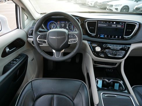 Used 2022 Chrysler Pacifica Limited w/ Uconnect Theater Family Group AWD/4WD image 14