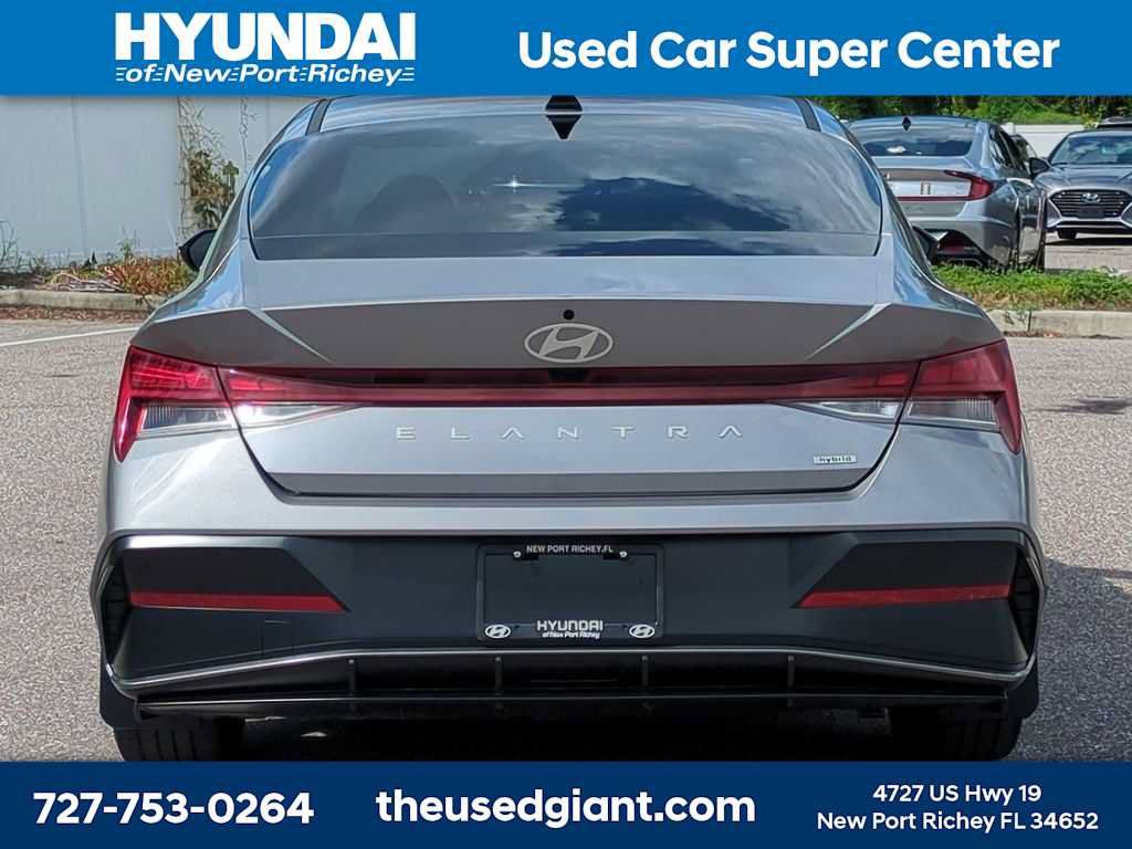 Certified 2025 Hyundai Elantra Limited FWD image 4